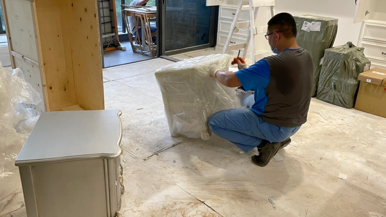 图片预留：拆木架与开箱验货