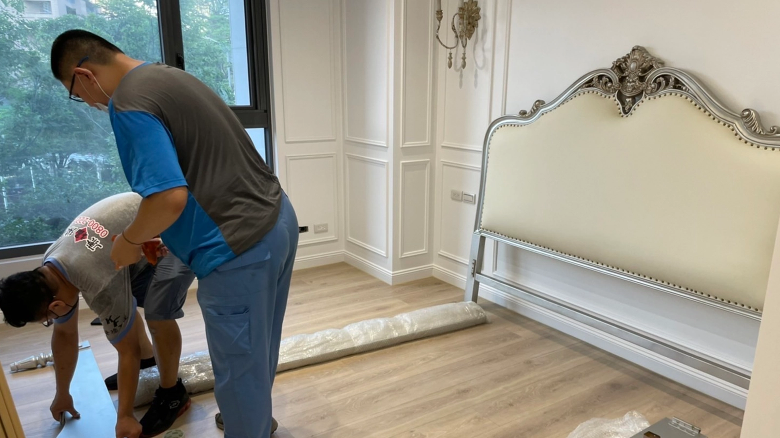 圖片預留：家具到貨 / 拆木架 / 組裝過程